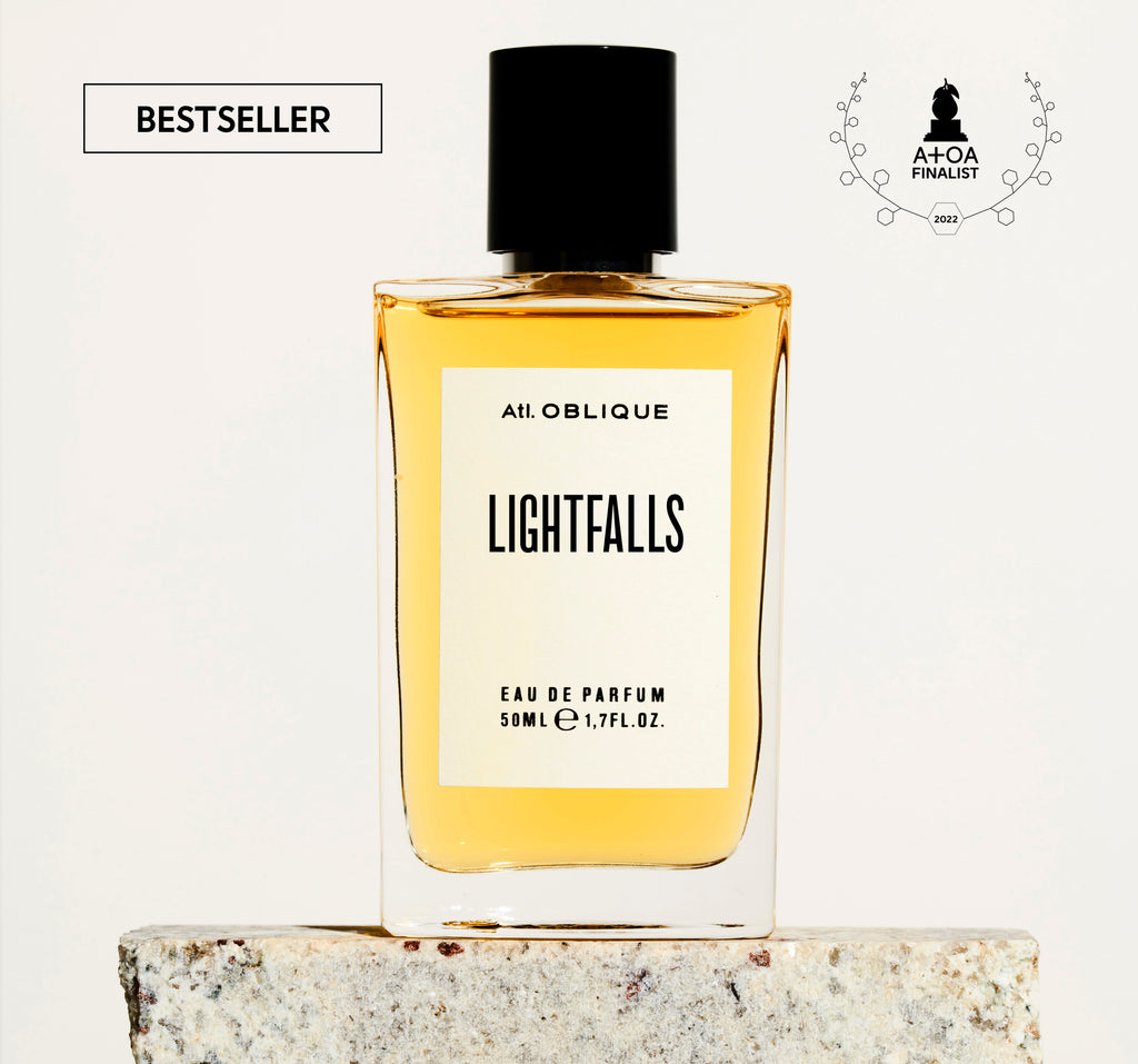 Atelier Oblique, Lightfalls Parfüm, Parfüm Berlin, Fragrance Berlin, unisex parfum, warmer Duft, warm scent, Sandelholz düfte, sandalwood, Nischen parfüm, eau de parfum, online parfüm, parfümerie shop, besondere Düfte, unique perfume, art and olfaction, bestseller parfum