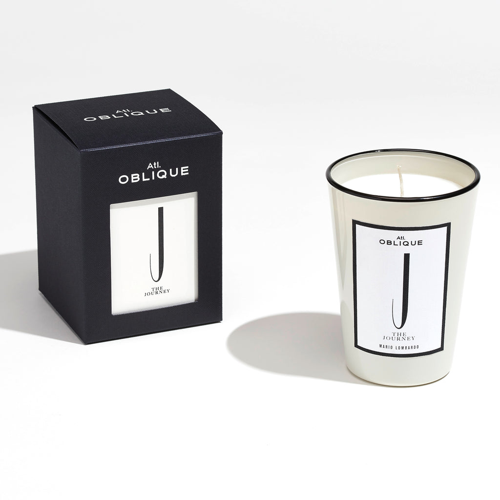 If you had to attribute a colour to this beautiful and light fragrance, it would be pale blue eyes that turn into violet at the margins towards the iris, only to get finally lost in the pitch black of the pupil.