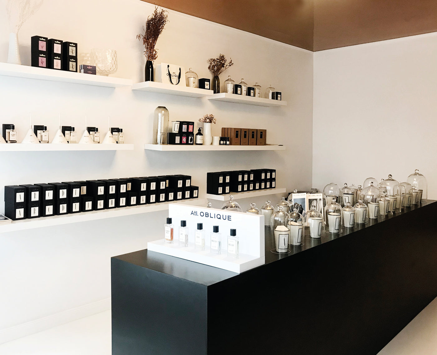 Atl. OBLIQUE is a Berlin based luxury perfume house founded by Mario Lombardo in 2016. The invisible language of scents and the craft that accompanies it, represent the guiding theme of the brand. Every Atl. OBLIQUE scent is made only of the most precious